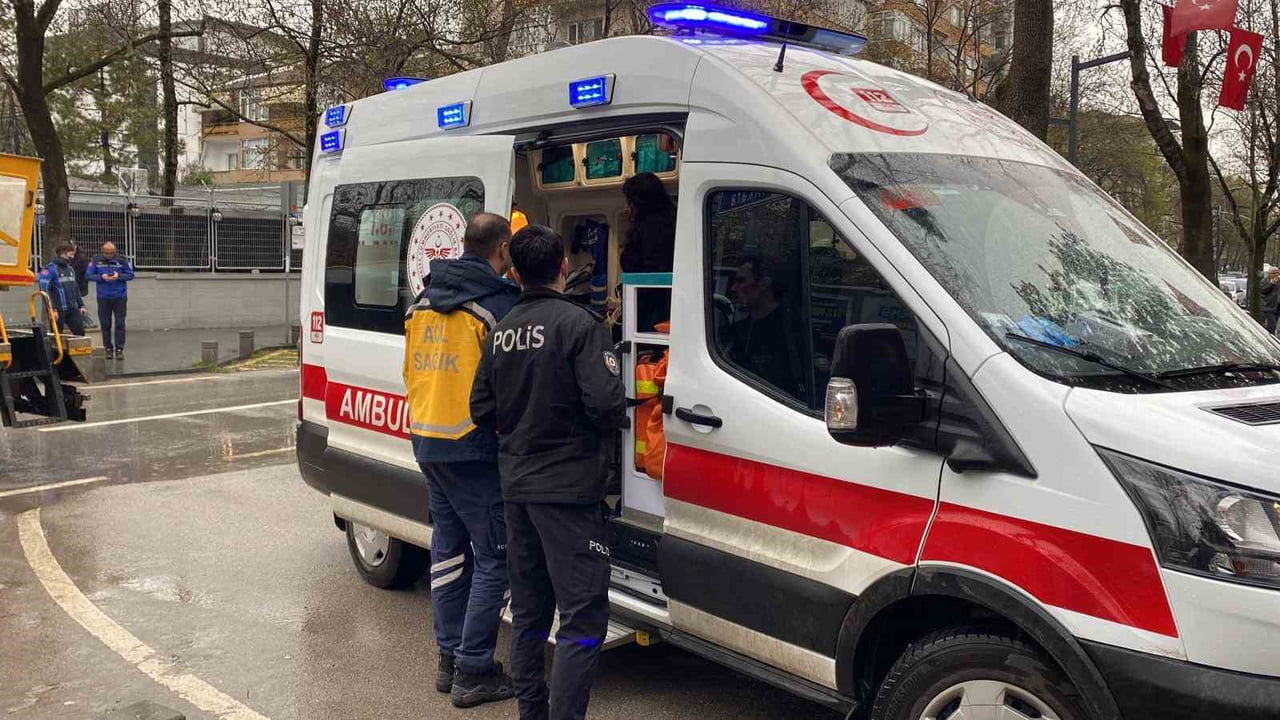 KOCAELİ'NİN İZMİT İLÇESİNDE İKİ KATLI BİNANIN BİRİNCİ KATINDAKİ FIRININ BACASI TUTUŞTU. İTFAİYENİN...