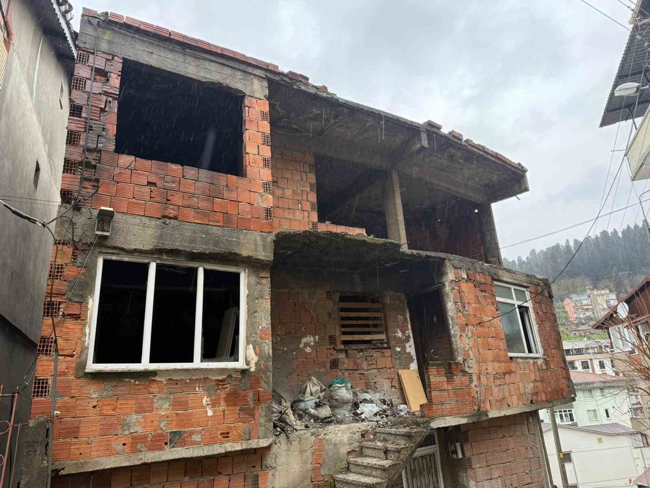 KOCAELİ'NİN İZMİT İLÇESİNDE İKİ KATLI BOŞ EVİN ÇATISINDA GECE SAATLERİNDE ÇIKAN YANGIN İTFAİYE...