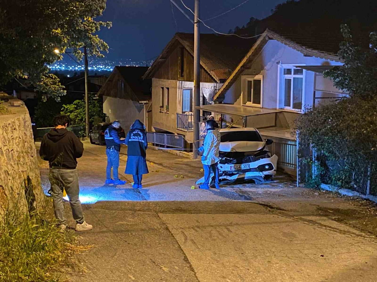 KOCAELİ'NİN İZMİT İLÇESİNDE SEYİR HALİNDEKİ OTOMOBİLİNDE SİLAHLI SALDIRIYA UĞRAYAN GENCİN AĞIR...