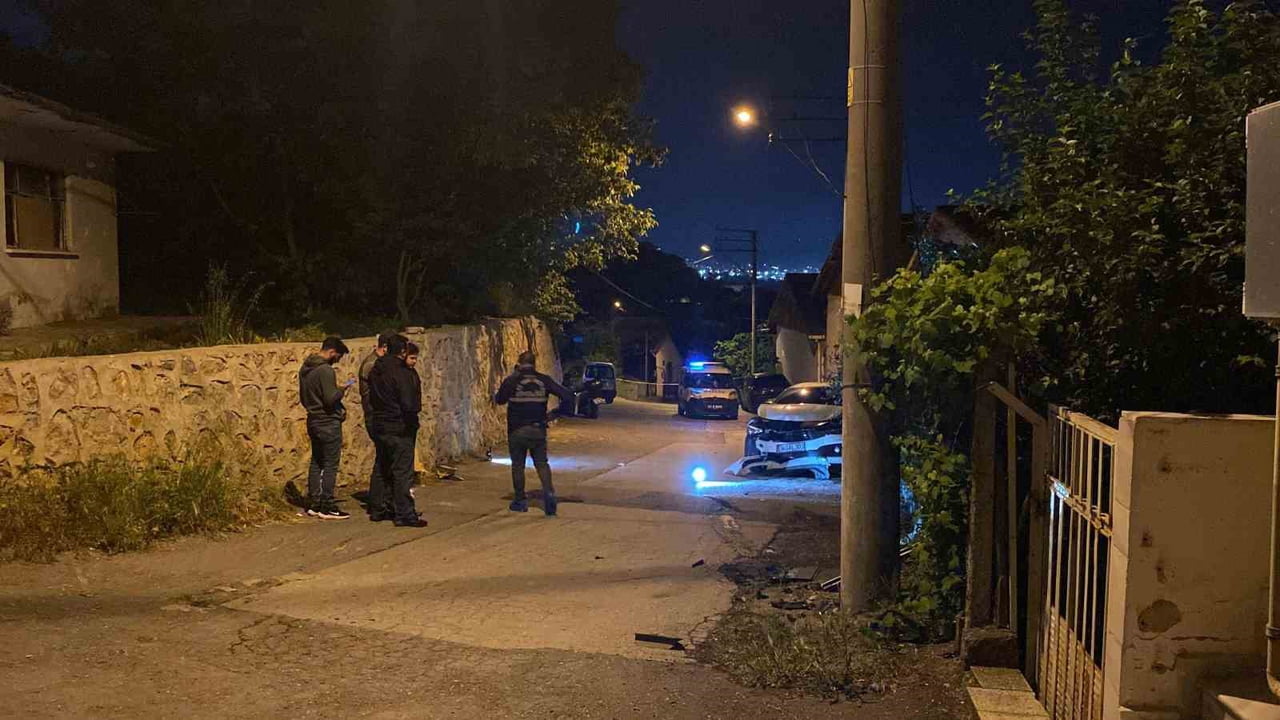 KOCAELİ'NİN İZMİT İLÇESİNDE SEYİR HALİNDEKİ OTOMOBİLİNDE SİLAHLI SALDIRIYA UĞRAYAN GENCİN AĞIR...