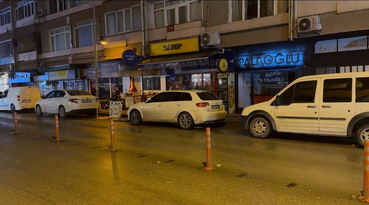KOCAELİ'NİN İZMİT İLÇESİNDE SOKAK BAŞINDA BAŞLAYAN TARTIŞMA KISA SÜREDE BÜYÜYEREK BIÇAKLI KAVGAYA...