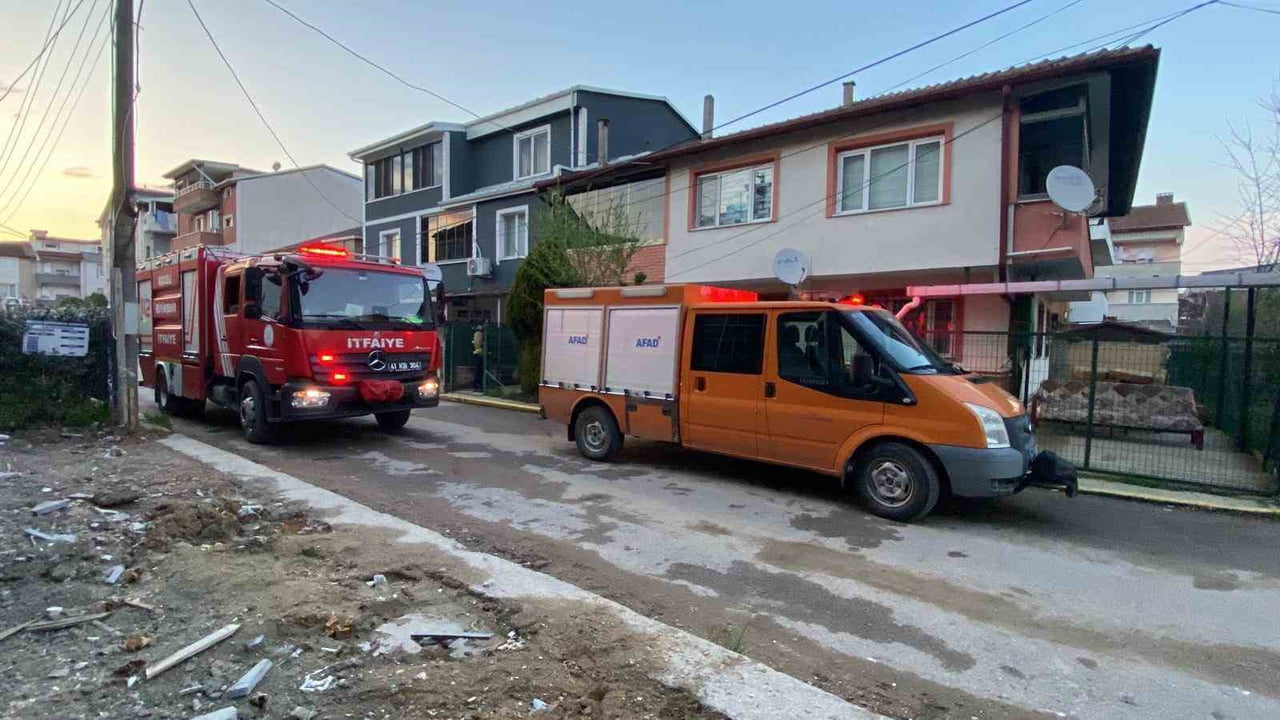 KOCAELİ'NİN KARTEPE İLÇESİNDE KÖTÜ KOKU İHBARI ÜZERİNE HAREKETE GEÇEN EKİPLER, YAPTIĞI ÖLÇÜMLERDE...