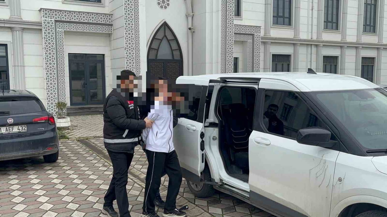 KOCAELİ'NİN KÖRFEZ İLÇESİNDE 17 YAŞINDAKİ ÇOCUĞU, ÇIKAN KAVGADA GÖĞSÜNDEN BIÇAKLAYARAK ÖLDÜREN 18...