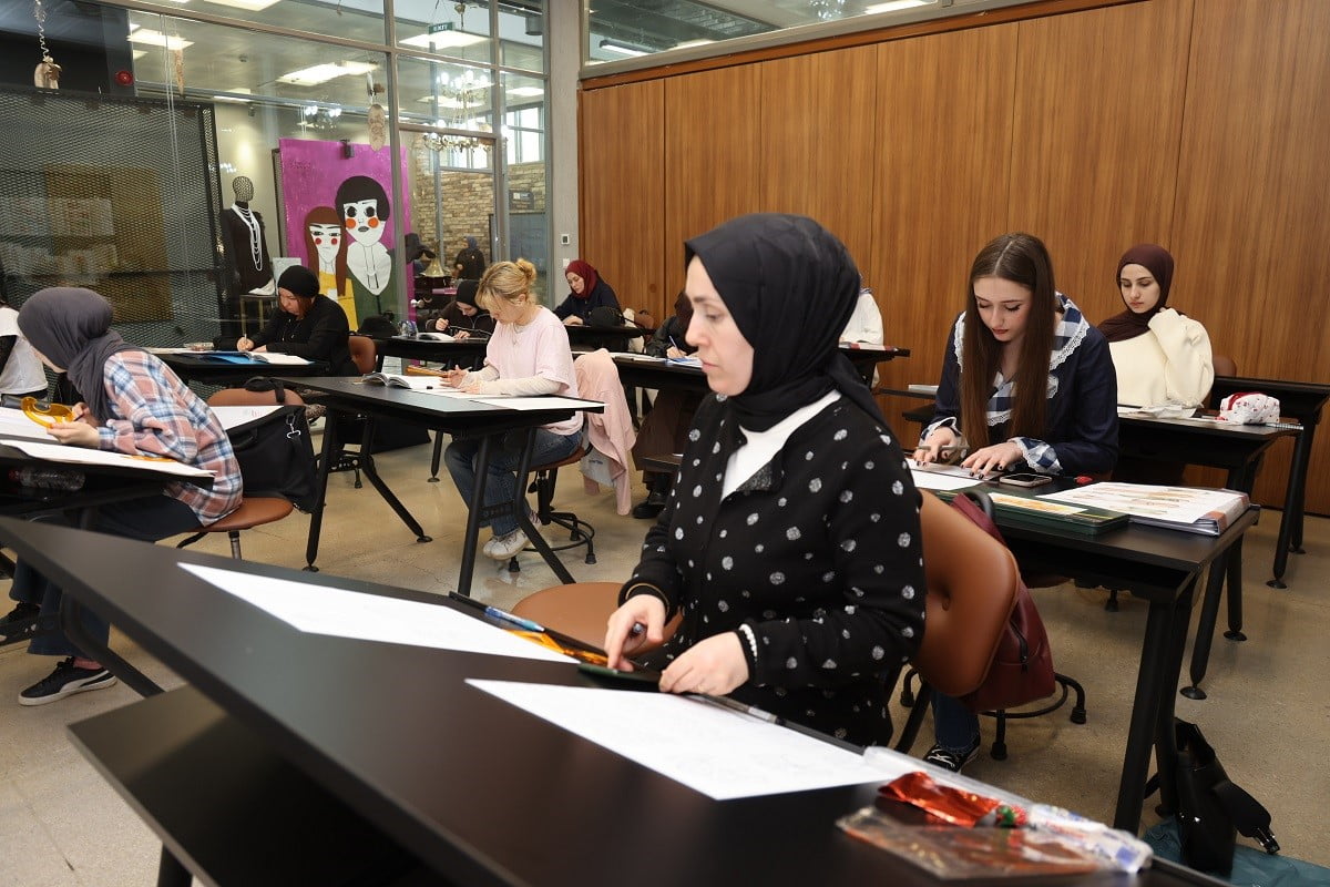 KOCAELİ BÜYÜKŞEHİR BELEDİYESİ MODA AKADEMİSİ’NDE EĞİTİM ALAN MELİSA AVCI, KISA SÜREDE DİKKATİ...