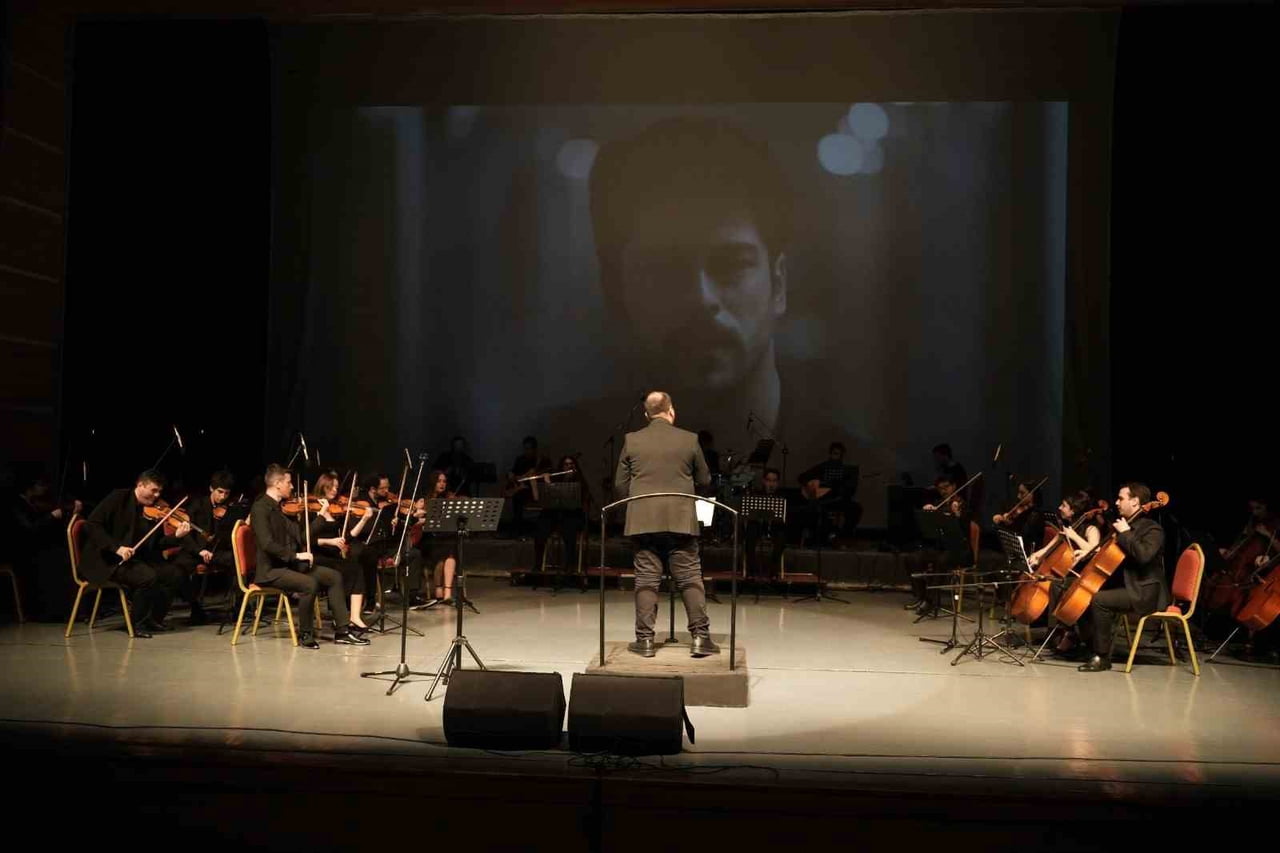 KOCAELİ BÜYÜKŞEHİR BELEDİYESİ ODA ORKESTRASI, TOYGAR IŞIKLI DİZİ MÜZİKLERİNİ SENFONİK YORUMLARLA...