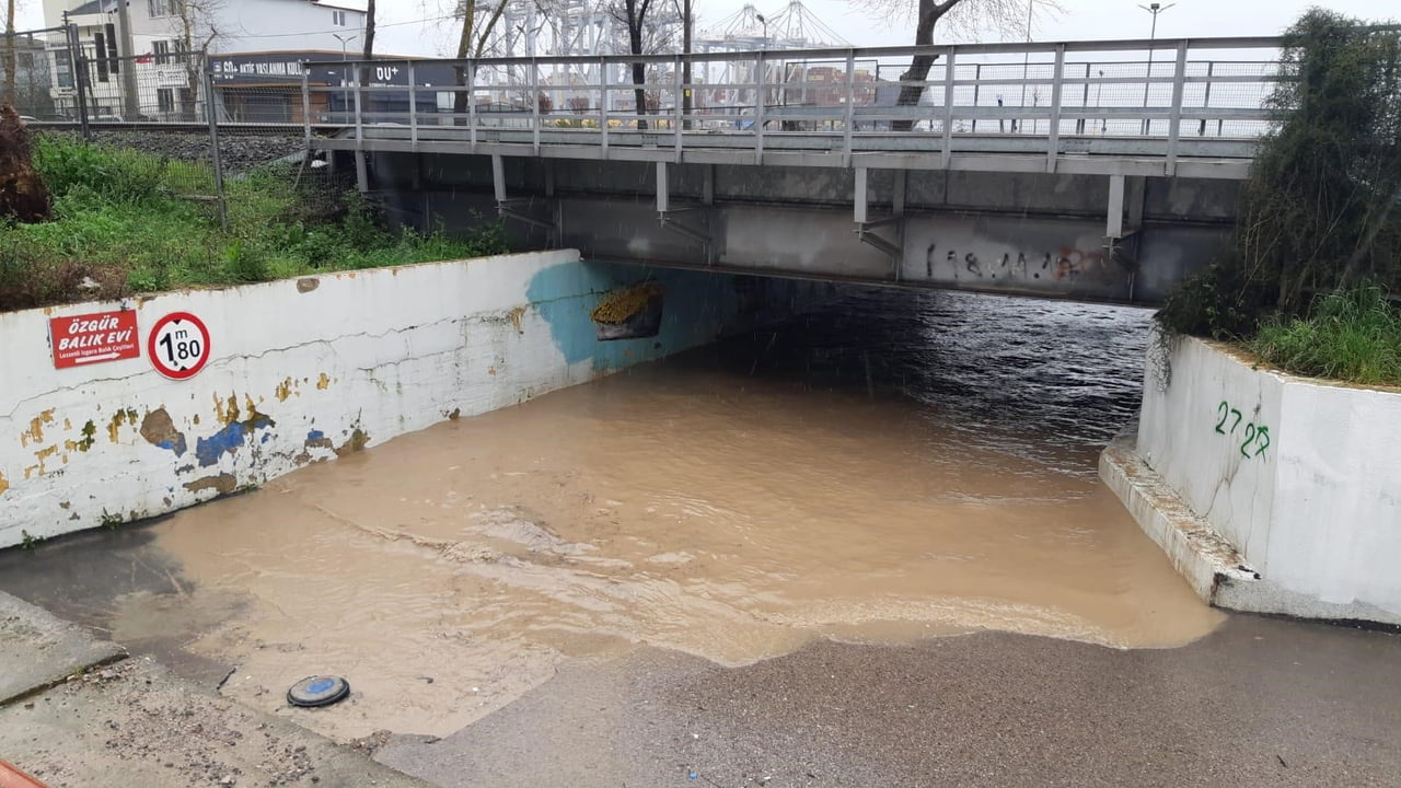 KOCAELİ’DE ETKİLİ OLAN SAĞANAK YAĞIŞ, KÖRFEZ İLÇESİNDE HAYATI OLUMSUZ ETKİLEDİ. YAĞMUR SULARININ...