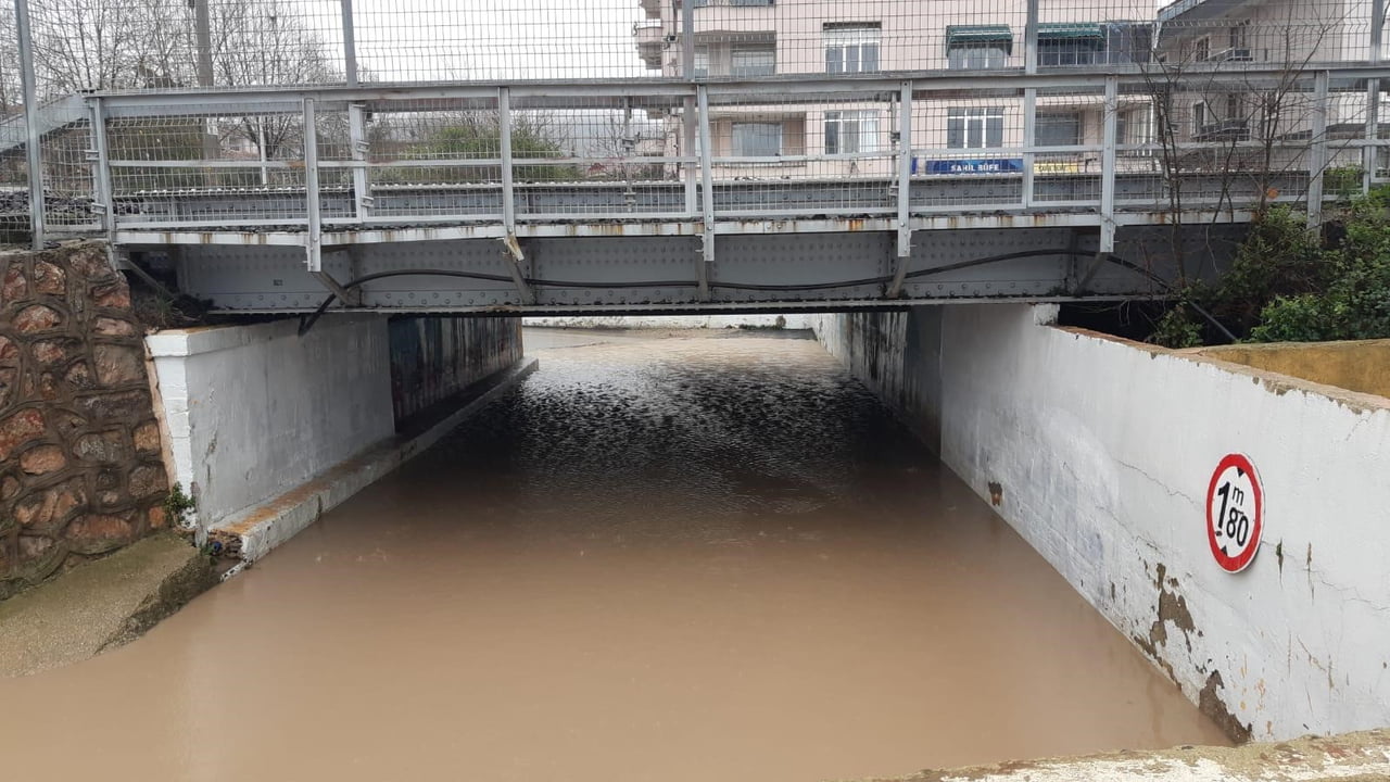 KOCAELİ’DE ETKİLİ OLAN SAĞANAK YAĞIŞ, KÖRFEZ İLÇESİNDE HAYATI OLUMSUZ ETKİLEDİ. YAĞMUR SULARININ...