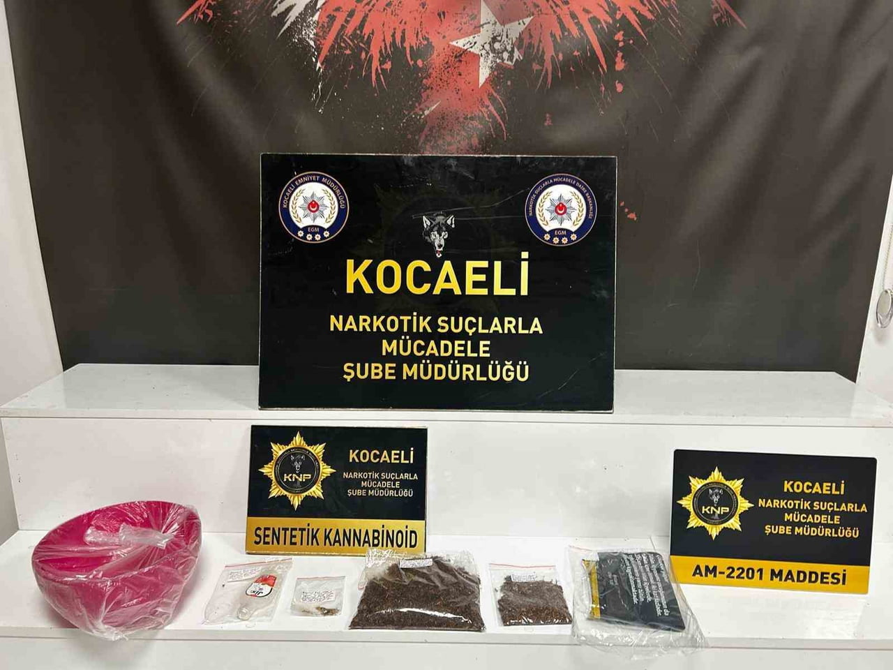 KOCAELİ’DE NARKOTİK EKİPLERİNİN DÜZENLEDİĞİ OPERASYONDA 4 BİN 920 UYUŞTURUCU HAP ELE GEÇİRİLDİ....