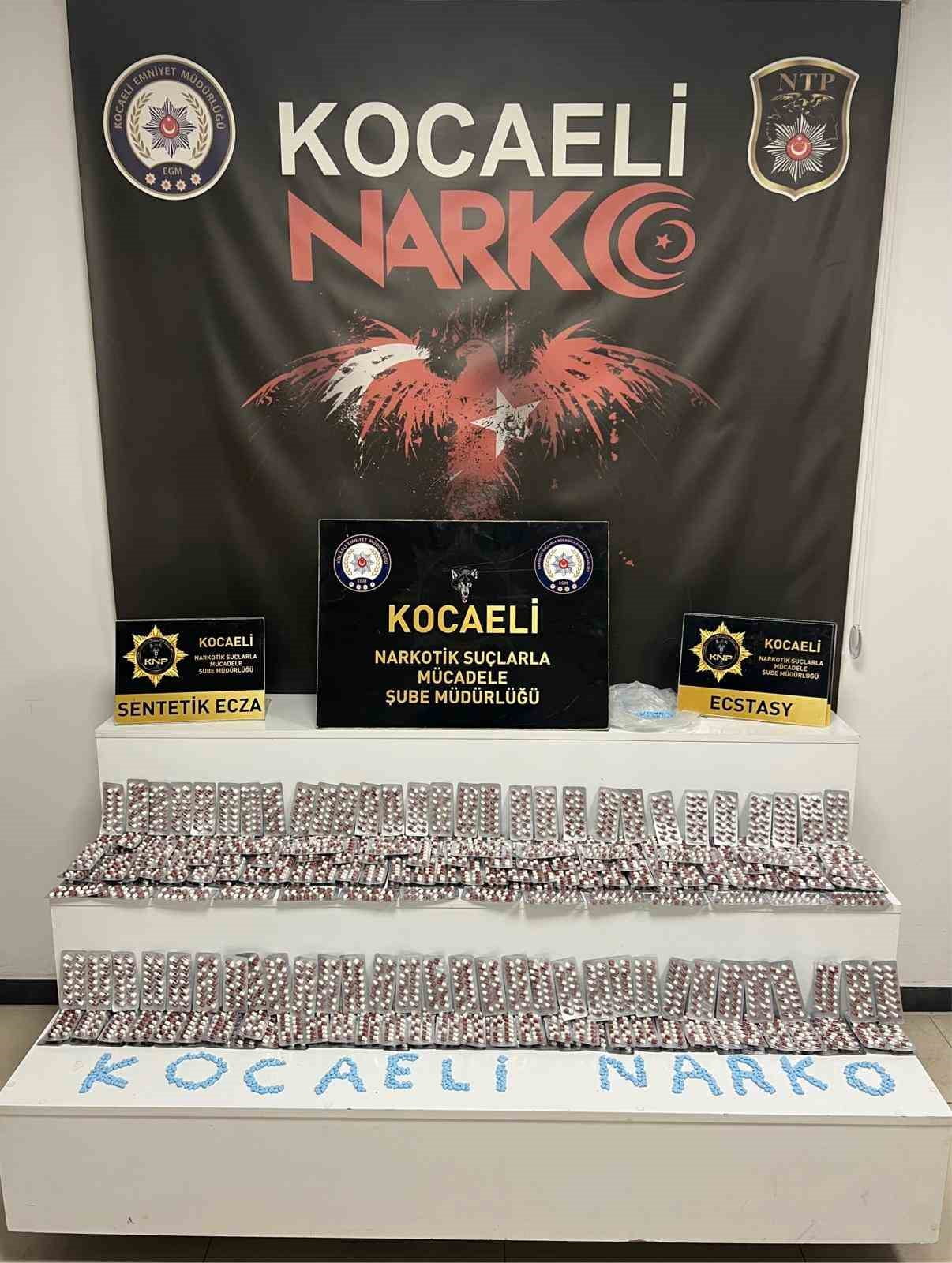 KOCAELİ’DE NARKOTİK EKİPLERİNİN DÜZENLEDİĞİ OPERASYONDA 4 BİN 920 UYUŞTURUCU HAP ELE GEÇİRİLDİ....