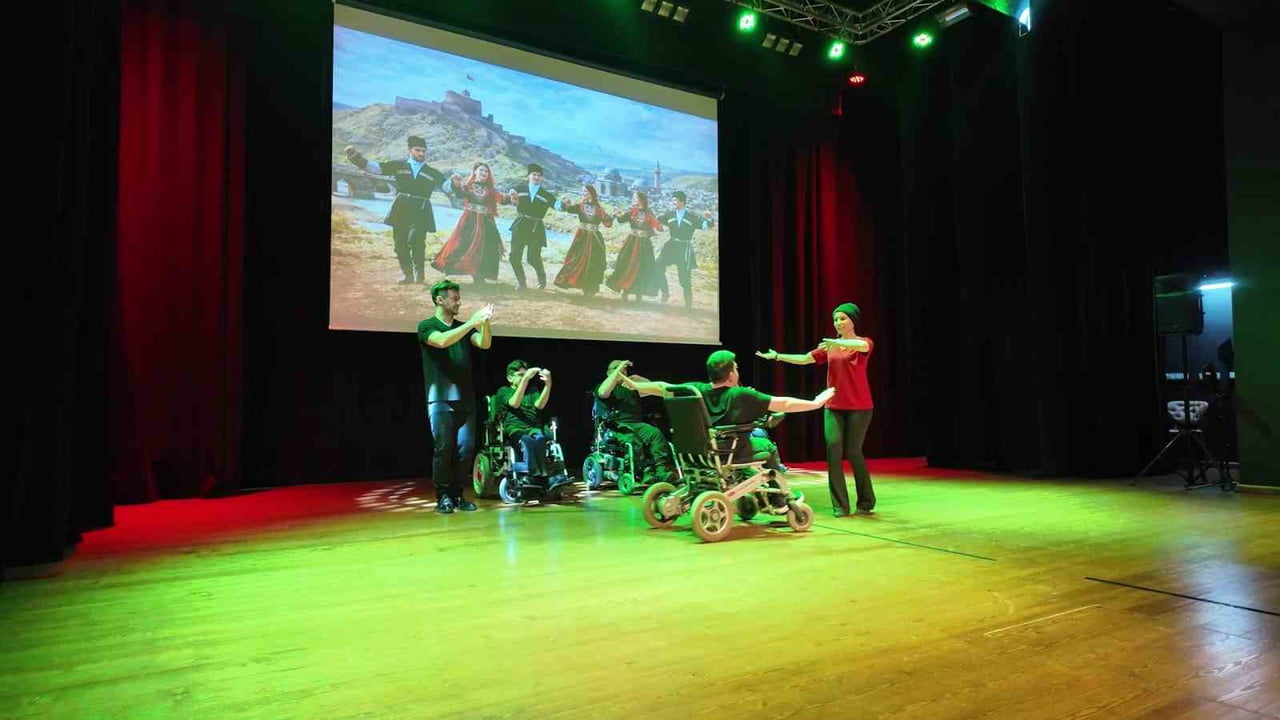 KOCAELİ’DE TEKERLEKLİ SANDALYELİ BİREYLER, 7 AY SÜREN HAZIRLIK SÜRECİNİN ARDINDAN SAHNEYE ÇIKARAK...