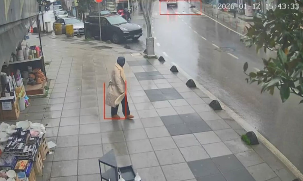 KOCAELİ’NİN ÇAYIROVA İLÇESİNDE YAYA GEÇİDİNDE KARŞIYA GEÇMEK İSTERKEN OTOMOBİLİN ÇARPTIĞI VE 13...