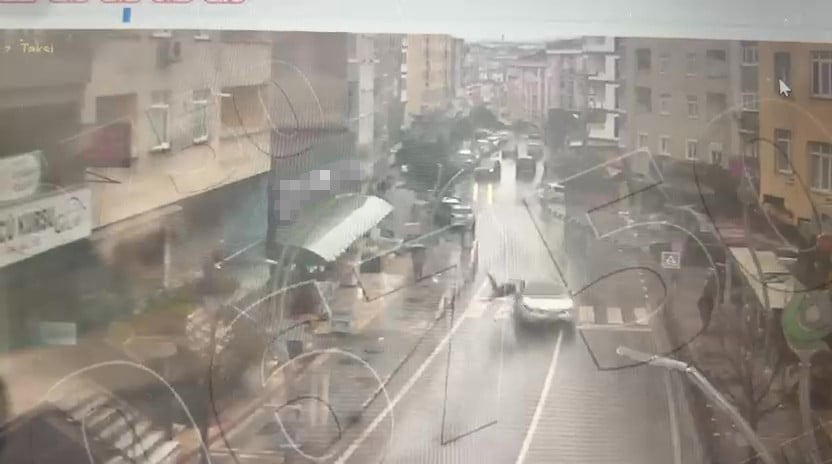 KOCAELİ’NİN ÇAYIROVA İLÇESİNDE YAYA GEÇİDİNDE KARŞIYA GEÇMEK İSTERKEN OTOMOBİLİN ÇARPTIĞI VE 13...