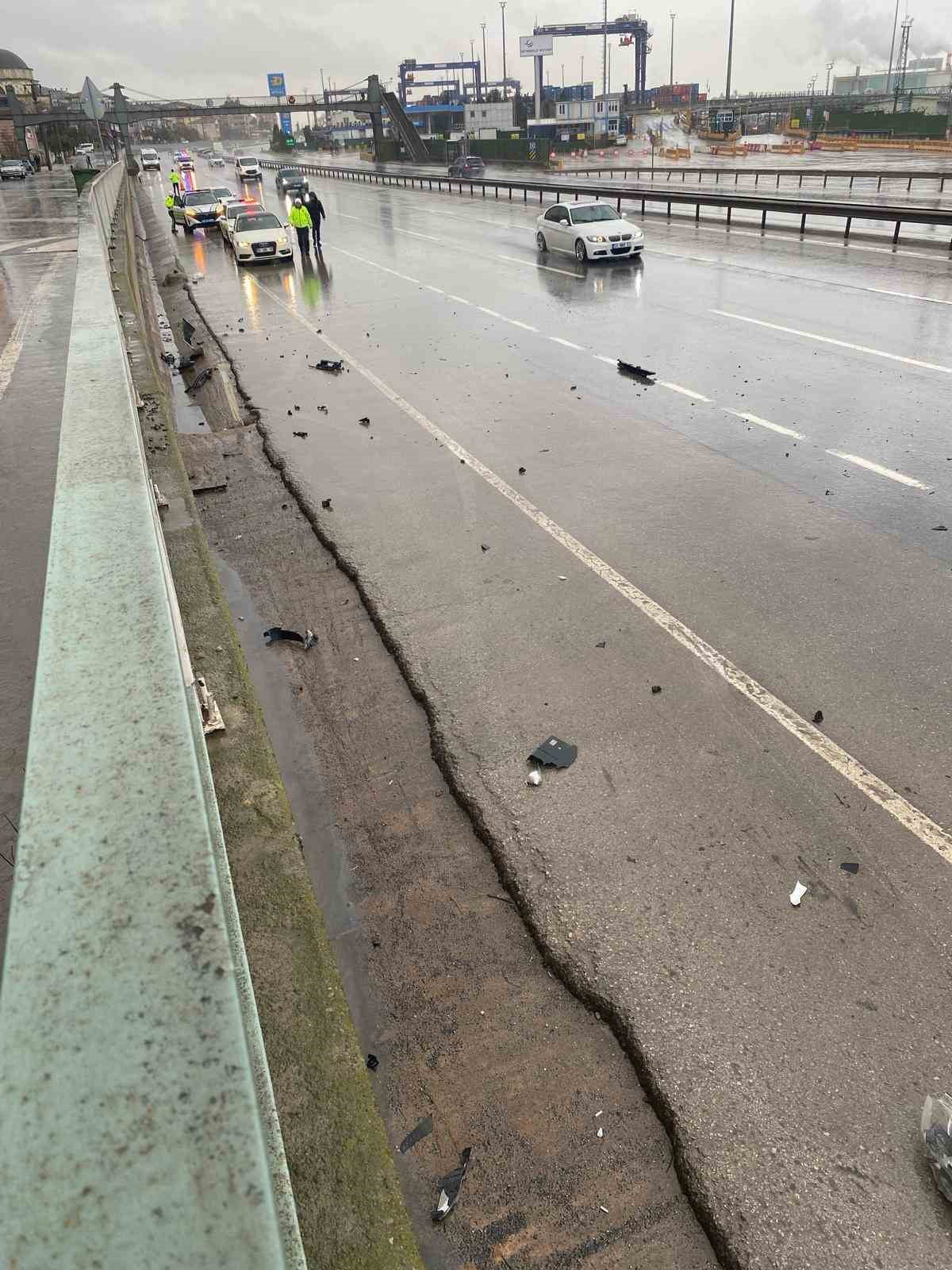 KOCAELİ’NİN KÖRFEZ İLÇESİNDE D-100 KARAYOLU İSTANBUL İSTİKAMETİNDE MEYDANA GELEN ZİNCİRLEME TRAFİK...