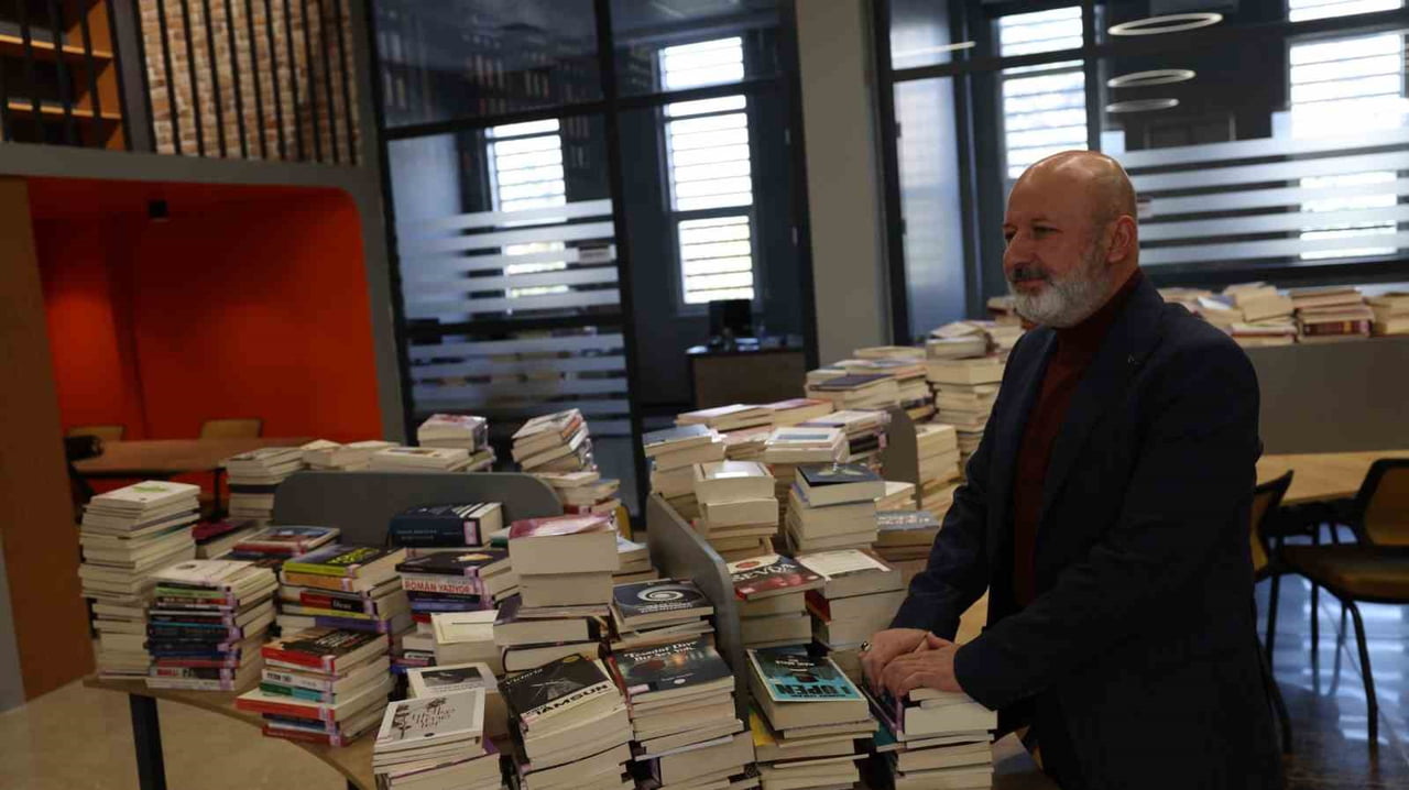 KOCASİNAN BELEDİYE BAŞKANI AHMET ÇOLAKBAYRAKDAR, KÜTÜPHANELER HAFTASI  DOLAYISIYLA YAPTIĞI...
