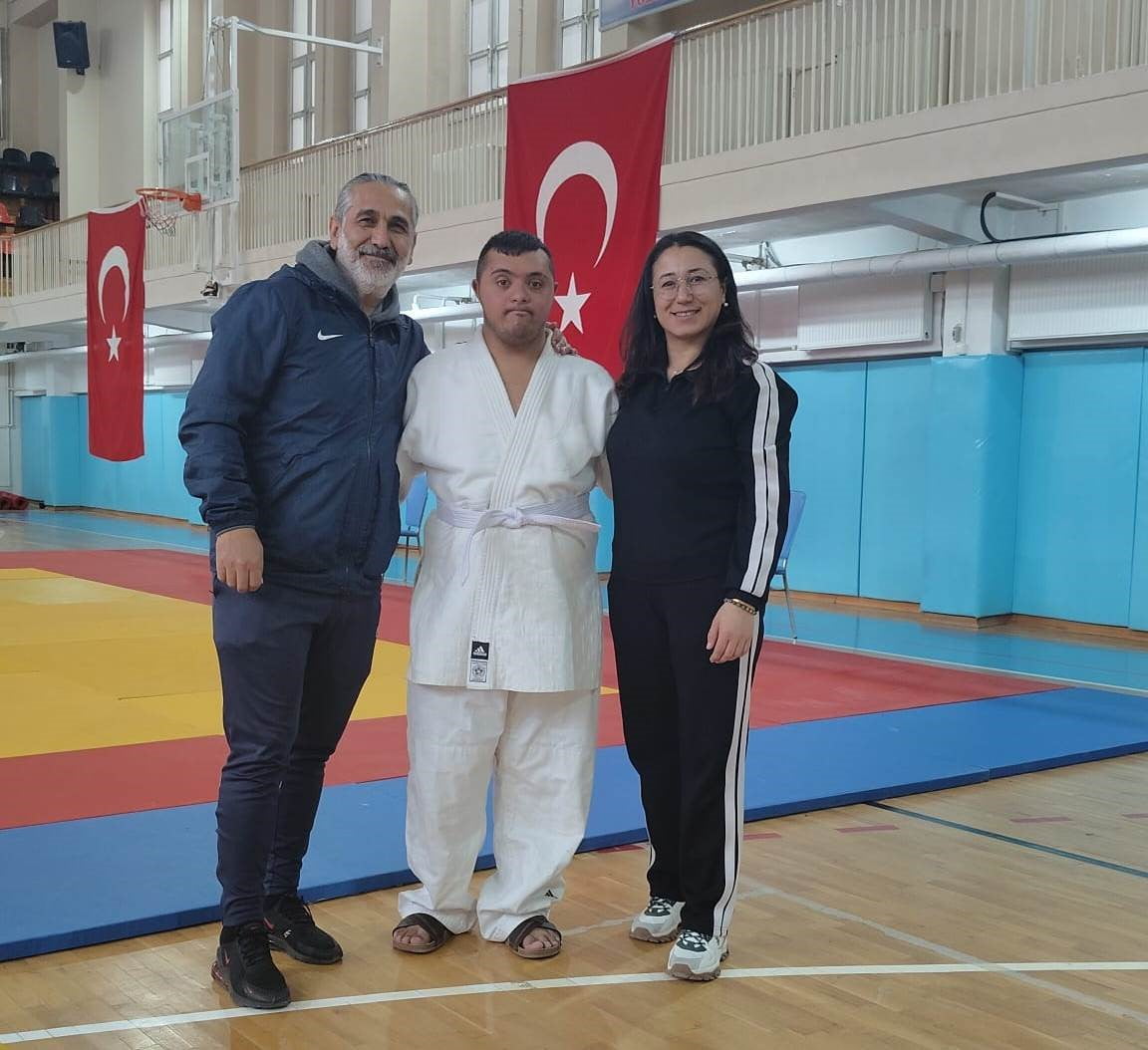 KOCASİNAN BELEDİYESİ SPOR KULÜBÜ BÜNYESİNDE BAŞARIDAN BAŞARIYA KOŞAN 29 YAŞINDAKİ ÖZEL SPORCU...