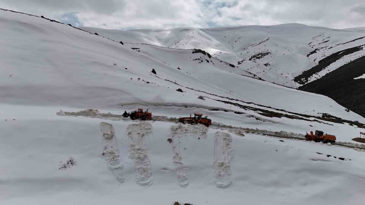 KONYA'DA KAR NEDENİYLE YAKLAŞIK 4 AYDIR KAPALI BULUNAN HADİM-ALANYA YOLU KARAYOLLARI EKİPLERİNCE...