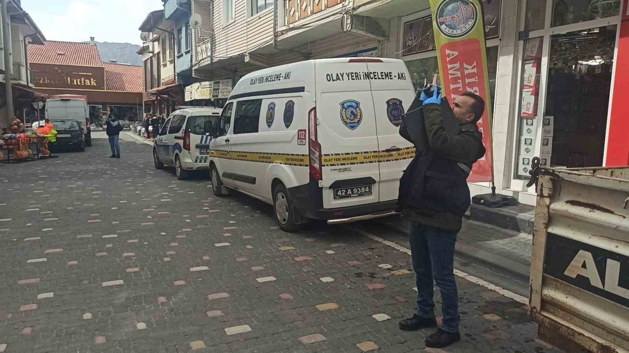 KONYA'NIN SEYDİŞEHİR İLÇESİNDE CEZAEVİNDEN İZİNLİ OLARAK ÇIKTIĞI ÖĞRENİLEN BİR KİŞİ YALNIZ...