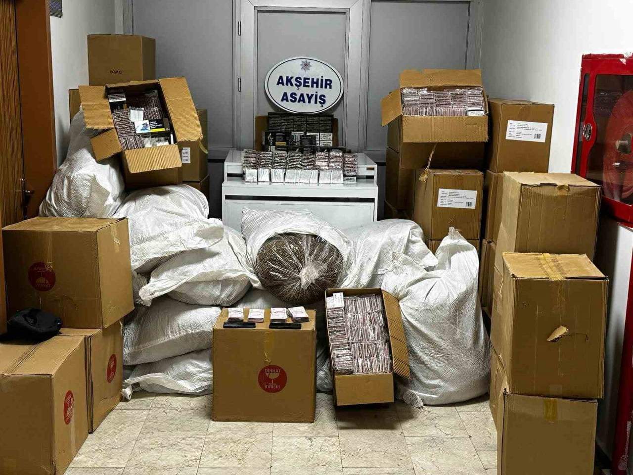 KONYA’NIN AKŞEHİR İLÇESİNDE POLİS EKİPLERİNCE DÜZENLENEN OPERASYONDA PİYASA DEĞERİ YAKLAŞIK 1...