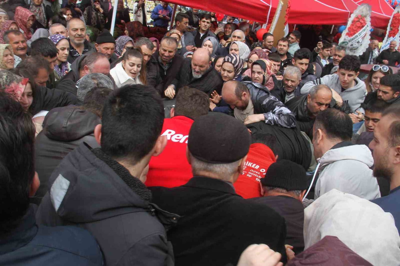 KONYA’NIN BEYŞEHİR İLÇESİNDE BİR MARKETİN ŞUBE AÇILIŞINDA, UCUZ TELEVİZYON SATIŞI NEDENİYLE...