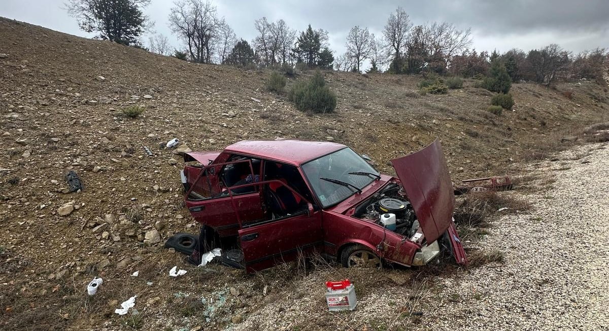 KONYA’NIN BEYŞEHİR İLÇESİNDE DEVRİLEN OTOMOBİLDEKİ 2’Sİ ÇOCUK 5 KİŞİ YARALANDI.