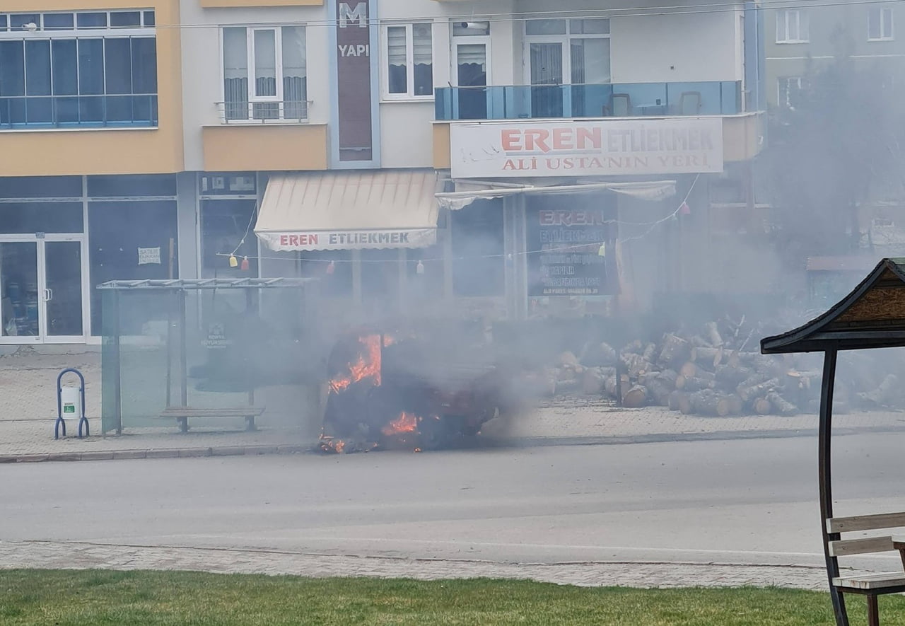 KONYA’NIN BEYŞEHİR İLÇESİNDE PARK HALİNDEKİ ELEKTRİKLİ ÜÇ TEKERLEKLİ MOTOSİKLET ALEV ALEV YANDI. O...