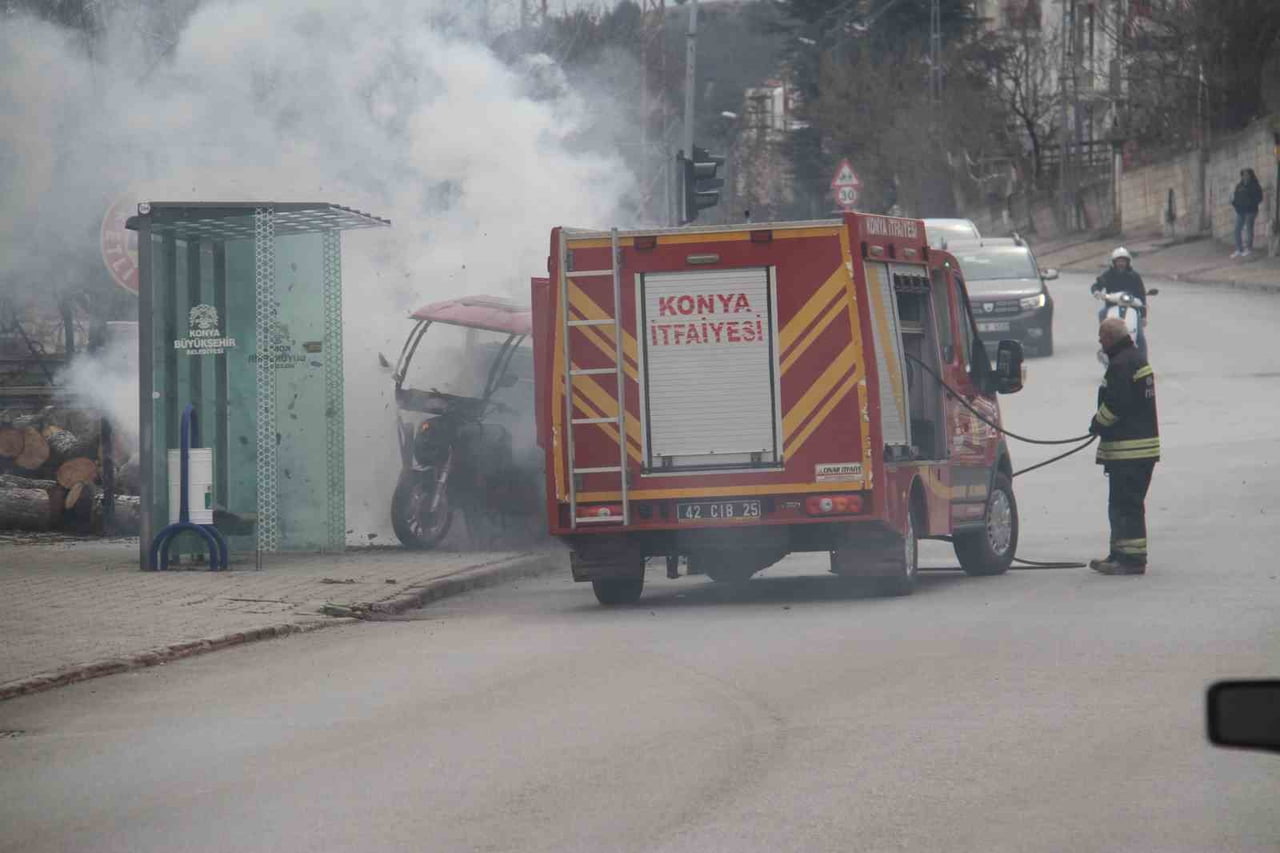 KONYA’NIN BEYŞEHİR İLÇESİNDE PARK HALİNDEKİ ELEKTRİKLİ ÜÇ TEKERLEKLİ MOTOSİKLET ALEV ALEV YANDI. O...