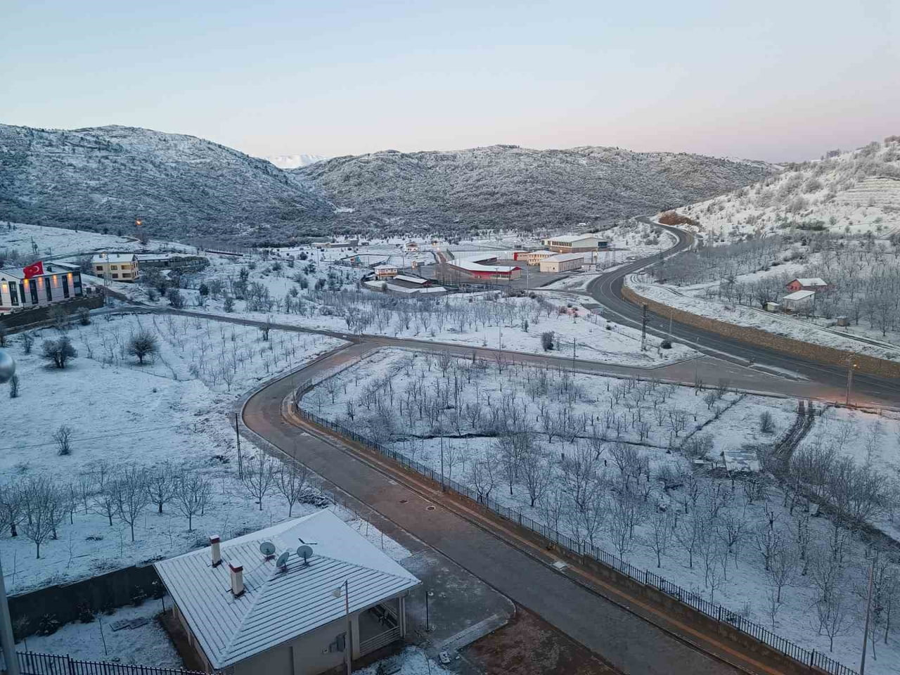 KONYA’NIN HADİM İLÇESİNDE ETKİLİ OLAN KAR YAĞIŞI, İLÇE GENELİNİ BEYAZ ÖRTÜYLE...