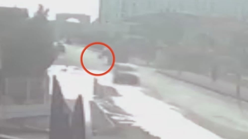 KÖPEKTEN KAÇARKEN KAMYONUN ALTINDA KALARAK ÖLMÜŞTÜ, SINIF ARKADAŞLARININ VEFASI ANNEYİ...