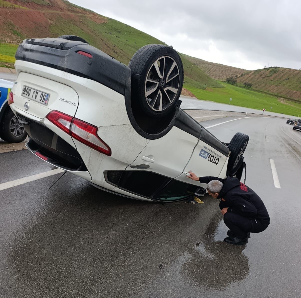 KURTALAN İLÇESİNDE SÜRÜCÜNÜN DİREKSİYON HAKİMİYETİNİ KAYBETTİĞİ ARAÇ TAKLA ATTI