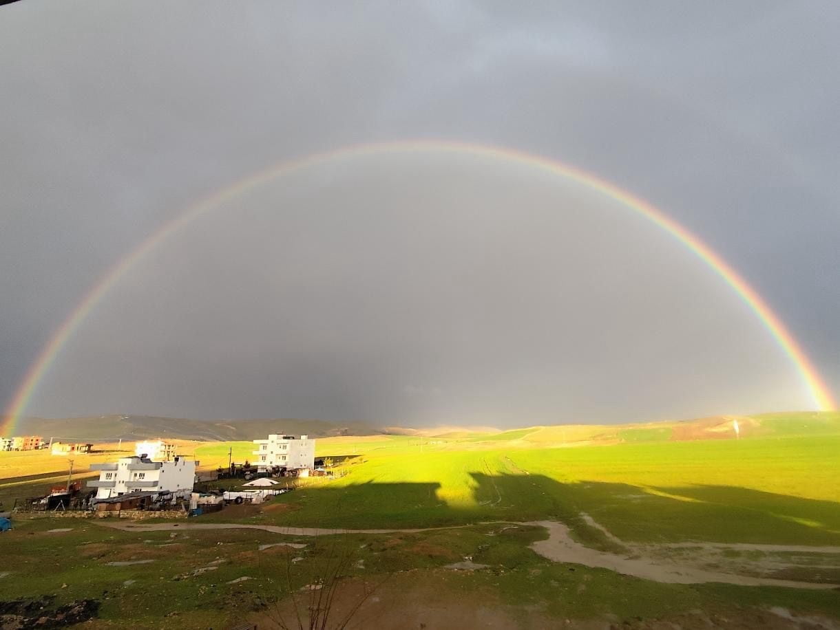 KURTALAN İLÇESİNDE YAĞIŞIN ARDINDAN ORTAYA ÇIKAN GÖKKUŞAĞI, GÖRENLERİ HAYRAN BIRAKTI.