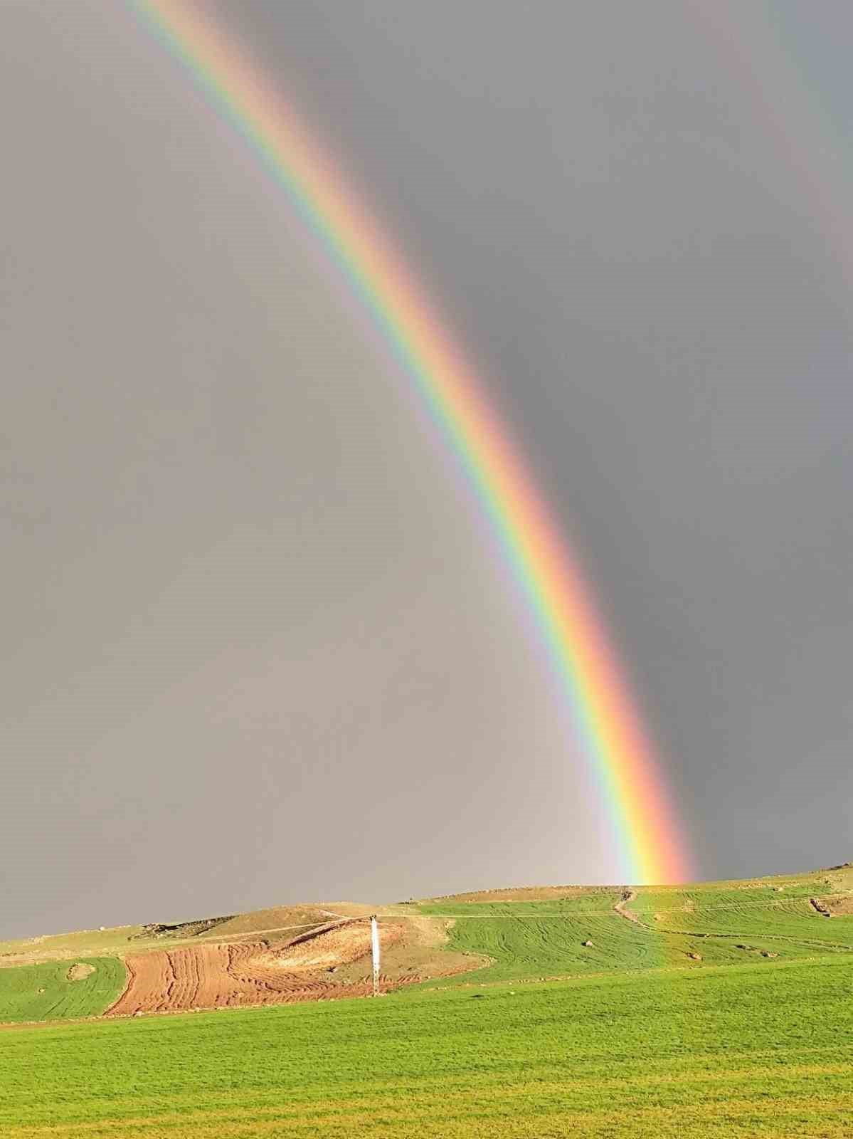 KURTALAN İLÇESİNDE YAĞIŞIN ARDINDAN ORTAYA ÇIKAN GÖKKUŞAĞI, GÖRENLERİ HAYRAN BIRAKTI.