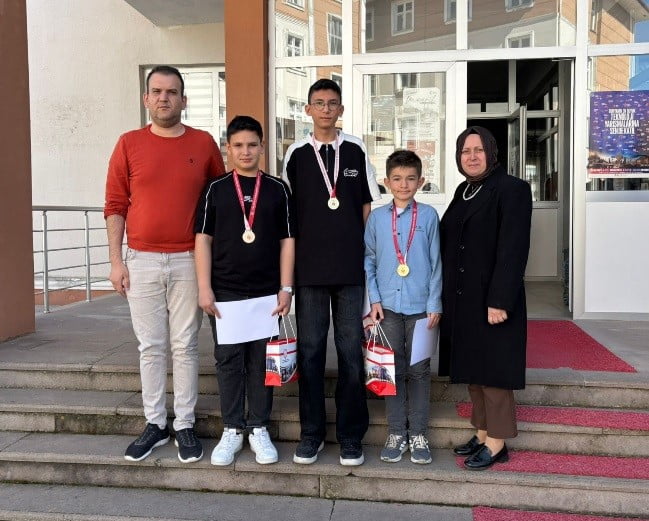 KURUÇAY OKUL MÜDÜRÜ VE ÖĞRENCİLERİ