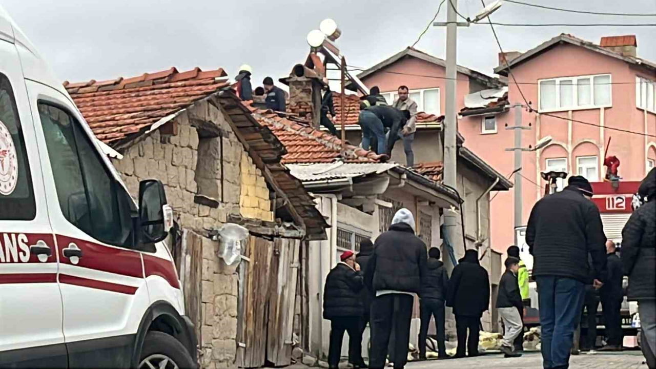 KÜTAHYA’NIN TAVŞANLI İLÇESİNDE TEK KATLI BİR EVDE ÇIKAN YANGIN, İTFAİYE EKİPLERİ İLE VATANDAŞLARIN...