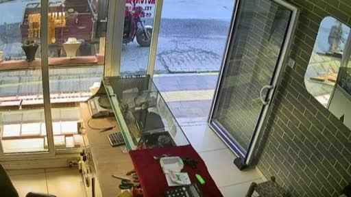 Kuyumcuya müşteri gibi girdi, 60 bin liralık yüzüğü alıp saniyeler içinde kayıplara karıştı...O...