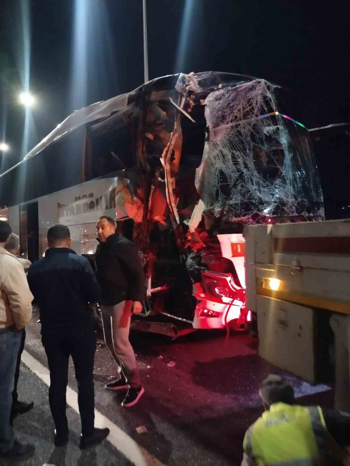 KUZEY MARMARA OTOYOLU'NDA YOLCU OTOBÜSÜ TIR'A ÇARPTI: 10 YARALI