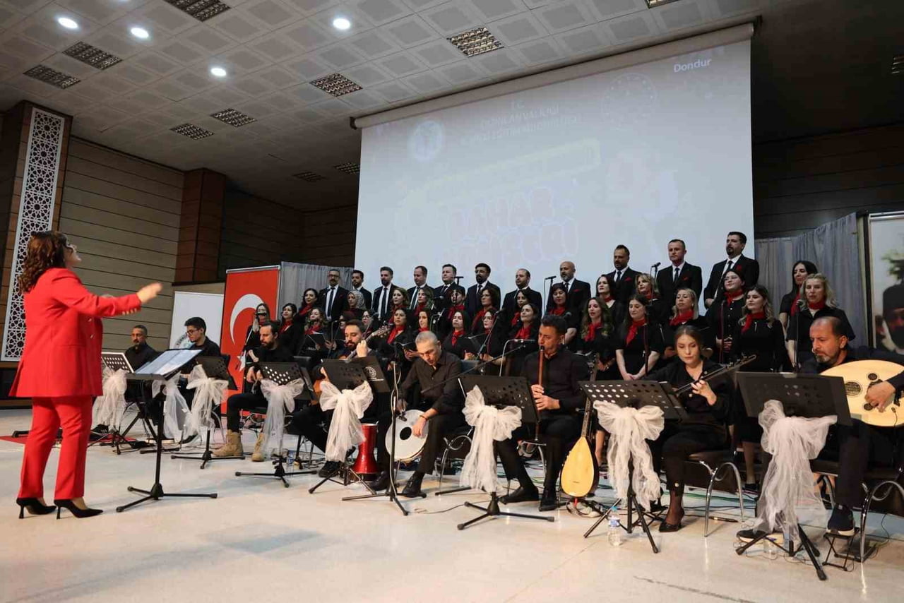 MAARİF ÖĞRETMENLER KOROSU’NDAN "BAHAR KONSERİ"