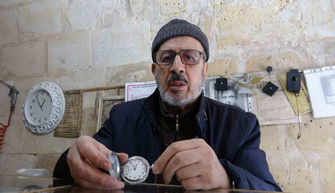 MAHMUT FARUK ÖZTÜTÜNCÜ, 10 METREKARELİK DÜKKANINDA ÖZELLİKLE KÖSTEKLİ SAATLERİ TAMİR EDEREK, AŞKLA...