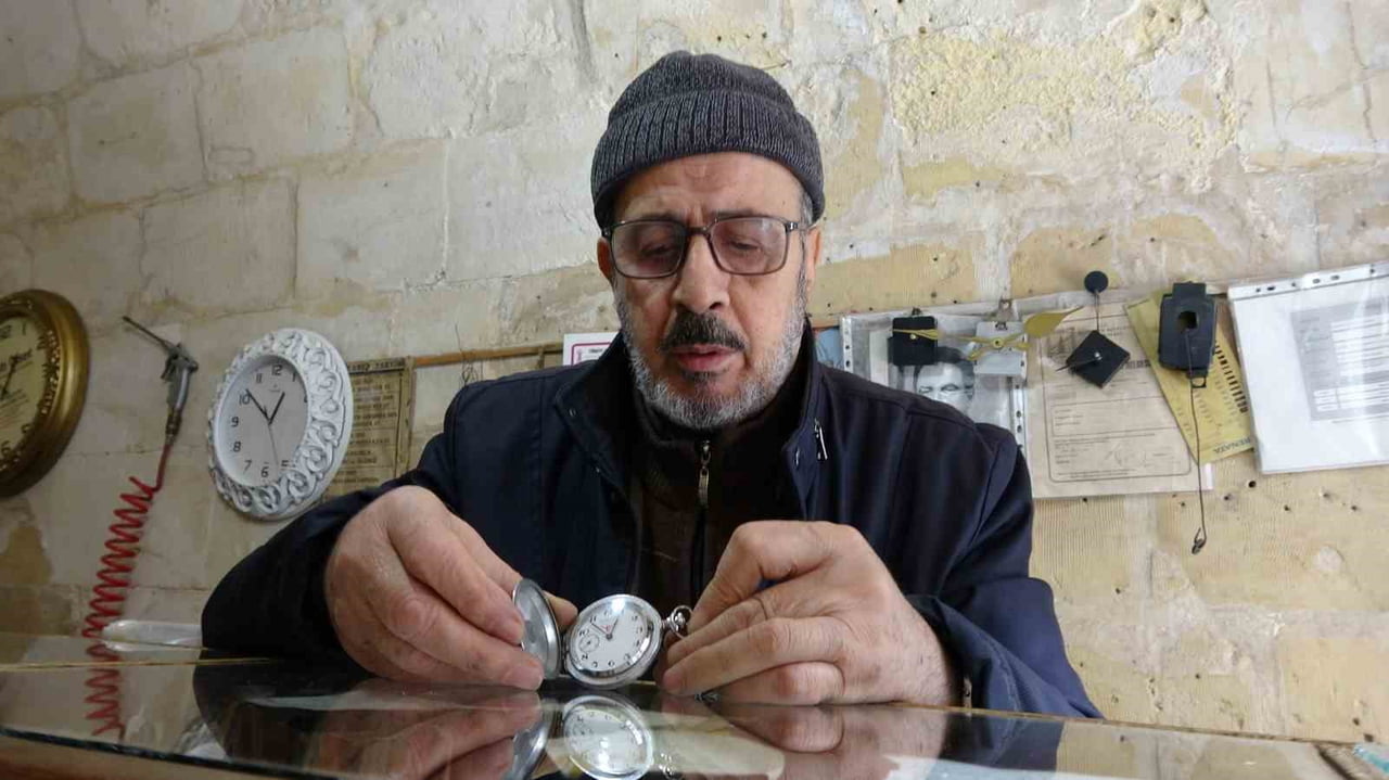 MAHMUT FARUK ÖZTÜTÜNCÜ, 10 METREKARELİK DÜKKANINDA ÖZELLİKLE KÖSTEKLİ SAATLERİ TAMİR EDEREK, AŞKLA...