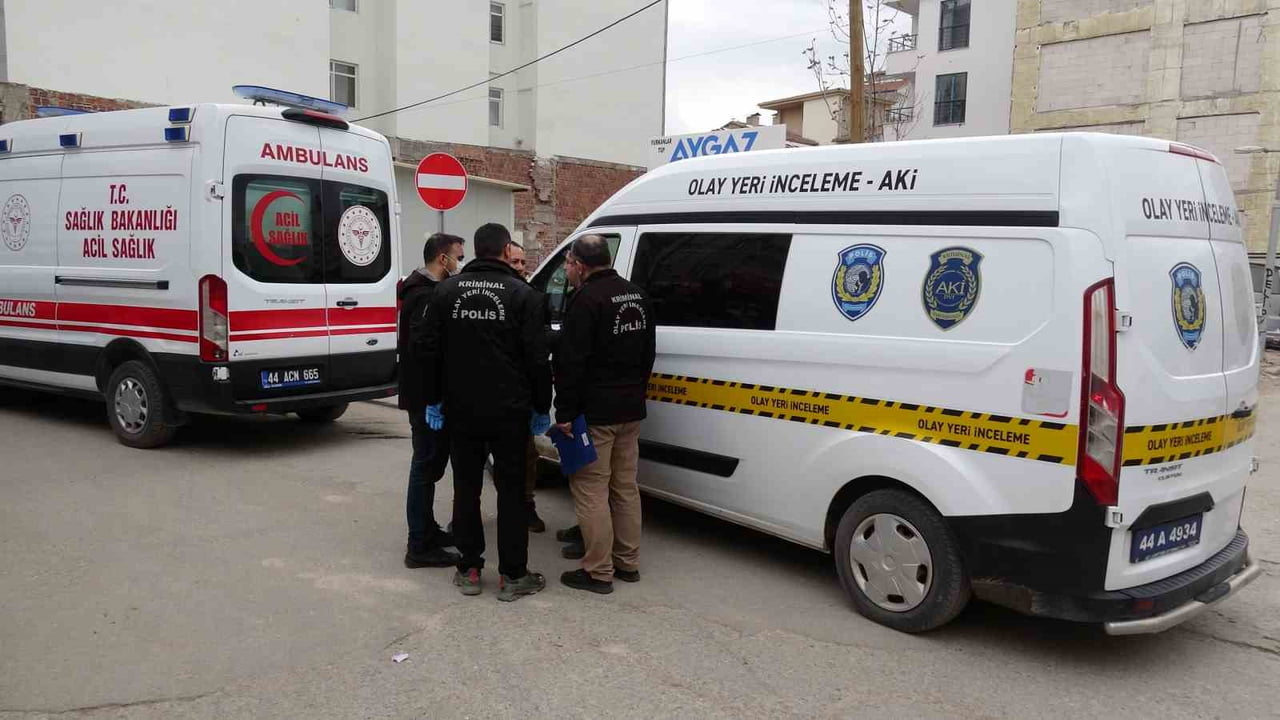 MALATYA'DA 17 YAŞINDAKİ ÇOCUK, ARKADAŞLARIYLA BİRLİKTE KALDIĞI EVDE ÖLÜ BULUNDU.