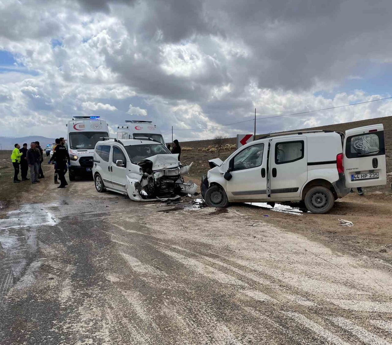 MALATYA’DA İKİ HAFİF TİCARİ ARACIN KARIŞTIĞI TRAFİK KAZASINDA 4 KİŞİ YARALANDI.