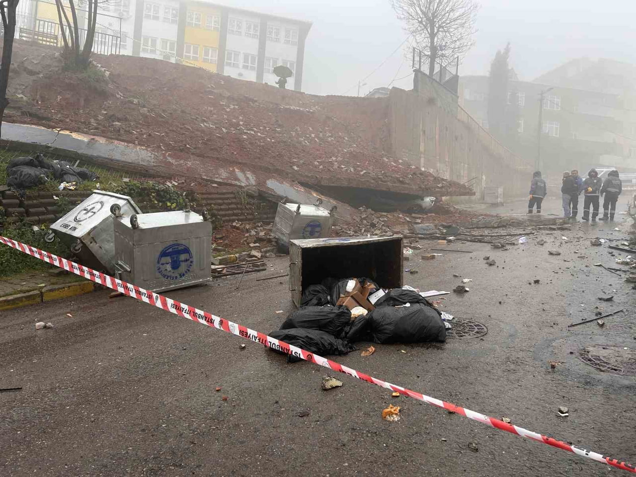 MALTEPE'DE BİR OKULUN İSTİNAT DUVARININ ÇÖKMESİYLE PARK HALİNDEKİ BİR ARAÇ ADETA KAĞIT GİBİ...