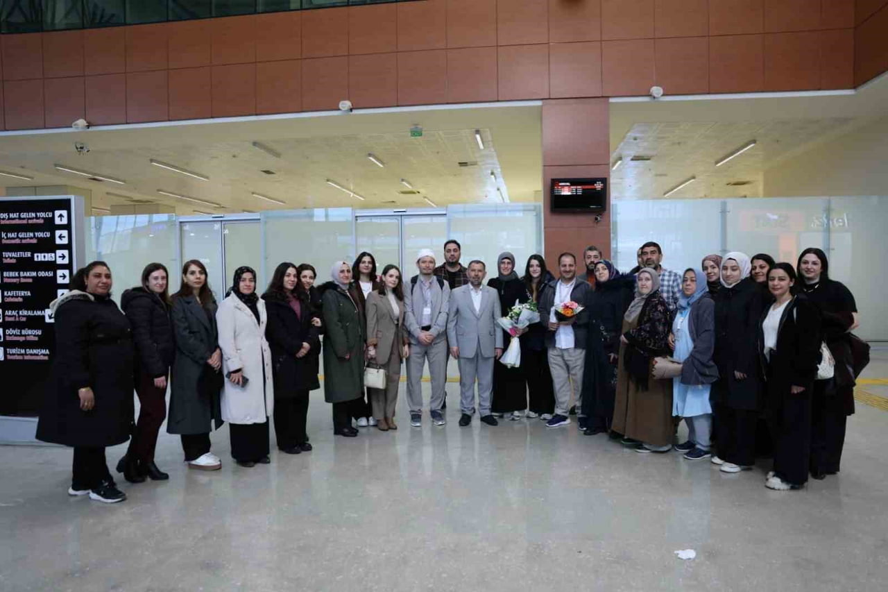 MANEVİ YOLCULUKLARINI TAMAMLAYAN ÇİFTLER, MARDİN’E DÖNÜŞLERİNDE COŞKULU VE DUYGUSAL BİR ŞEKİLDE...