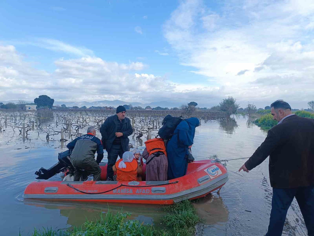 MANİSA’DA GEDİZ NEHRİ’NİN TAŞMASI SONUCU MAHSUR KALAN 1’İ BEBEK, 1’İ ÇOCUK 3’Ü KADIN TOPLAM 10...