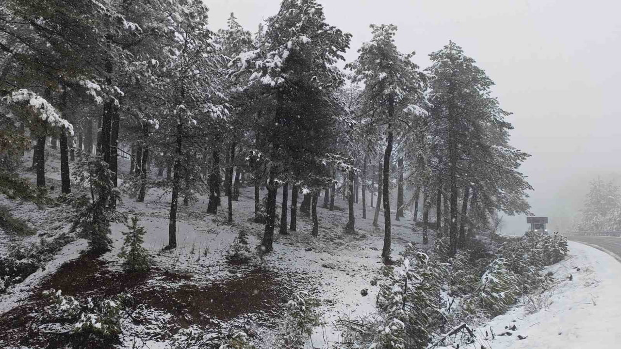 MANİSA’NIN DEMİRCİ İLÇESİNDE YÜKSEK KESİMLERDE KAR YAĞIŞI ETKİLİ OLUYOR.