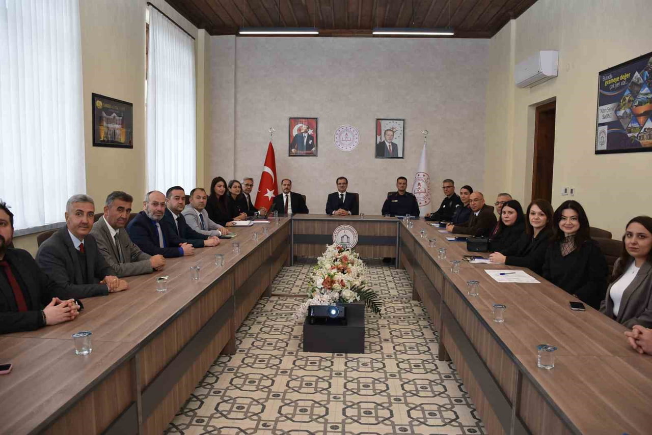 MANİSA’NIN SALİHLİ İLÇESİNDE, KAYMAKAM ALİ GÜLDOĞAN BAŞKANLIĞINDA "ÇOCUK KORUMA İLÇE KOORDİNASYON...