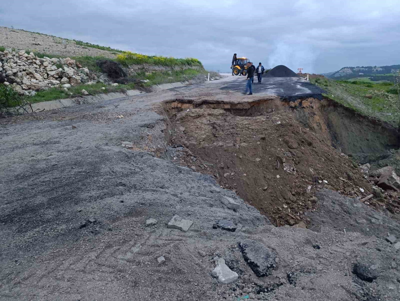 MANİSA’NIN SELENDİ İLÇESİNDE ETKİLİ OLAN YOĞUN YAĞIŞ, ULAŞIMI OLUMSUZ ETKİLEDİ. SELENDİ-KULA ESKİ...