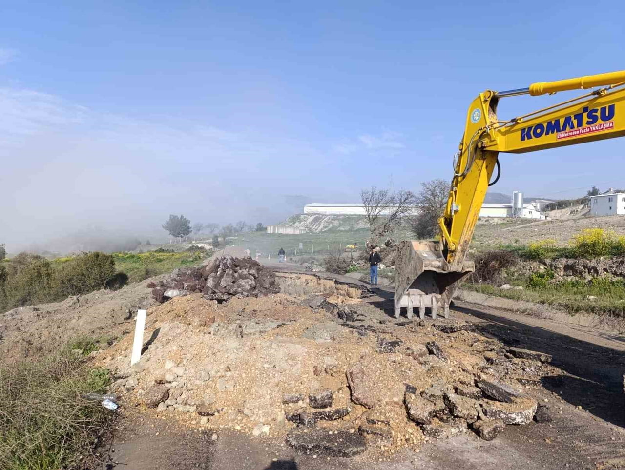 MANİSA’NIN SELENDİ İLÇESİNDE ETKİLİ OLAN YOĞUN YAĞIŞLARIN ARDINDAN SELENDİ-KULA ESKİ KARAYOLUNDA...