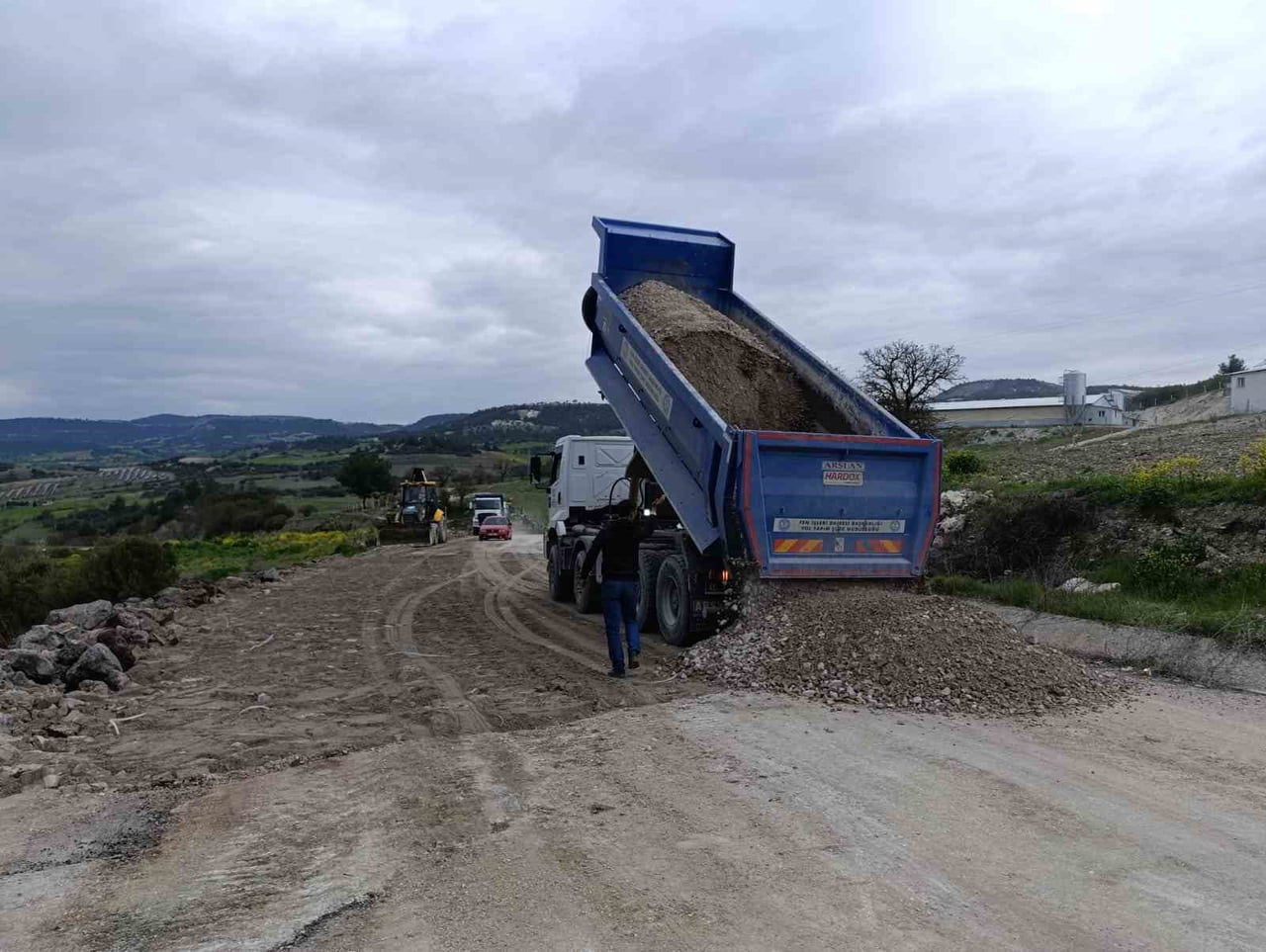 MANİSA’NIN SELENDİ İLÇESİNDE YOĞUN YAĞIŞLARIN ARDINDAN ÇÖKEN SELENDİ-KULA ESKİ KARAYOLU, EKİPLERİN...