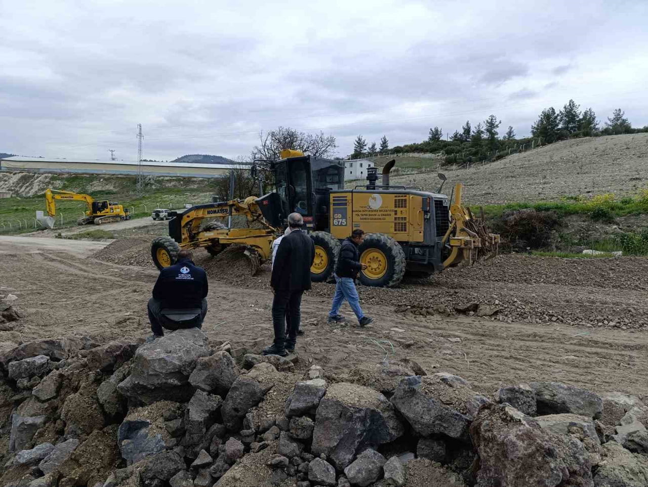 MANİSA’NIN SELENDİ İLÇESİNDE YOĞUN YAĞIŞLARIN ARDINDAN ÇÖKEN SELENDİ-KULA ESKİ KARAYOLU, EKİPLERİN...