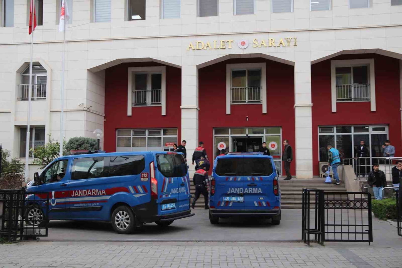 MANİSA’NIN TURGUTLU İLÇESİNDE BOŞANMA AŞAMASINDAKİ EŞİNİ VE ÜÇ AİLE FERDİNİ ÖLDÜREN ŞÜPHELİ ÖMER...